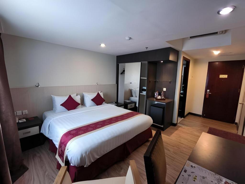 Hermes Palace Hotel Медан Экстерьер фото