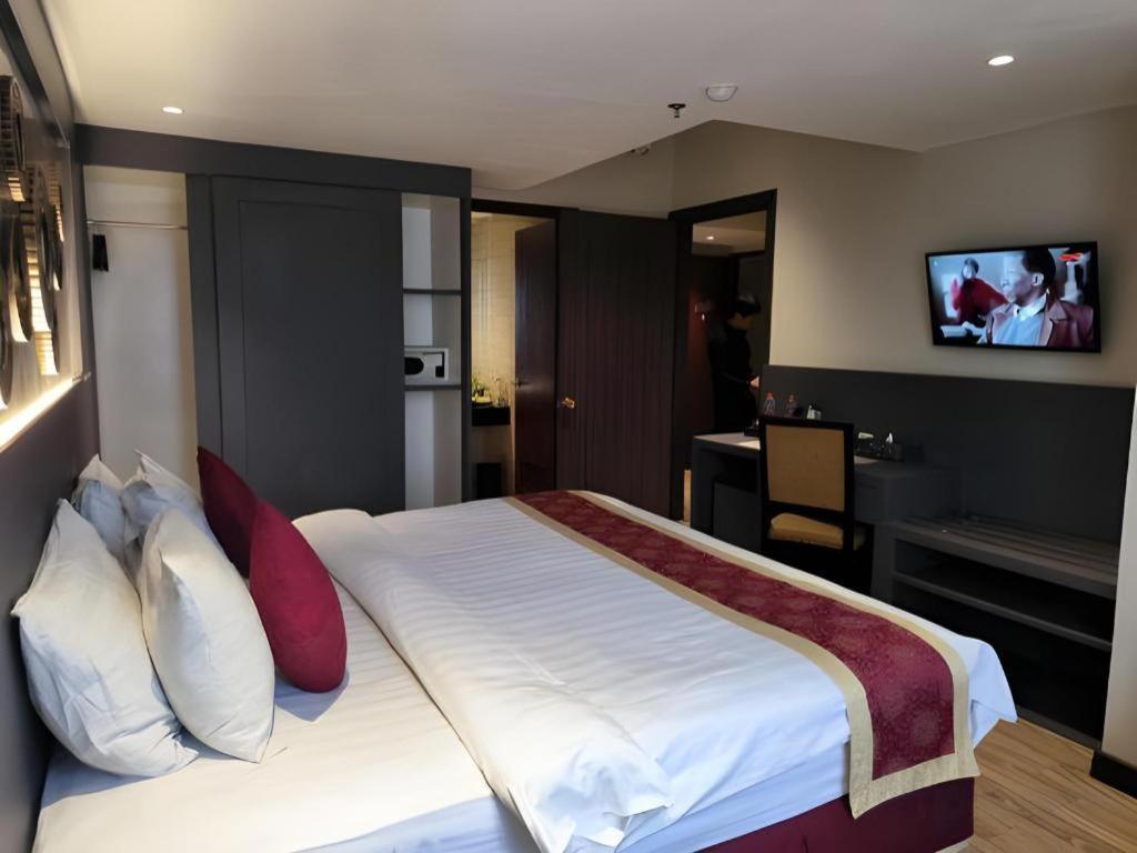 Hermes Palace Hotel Медан Экстерьер фото